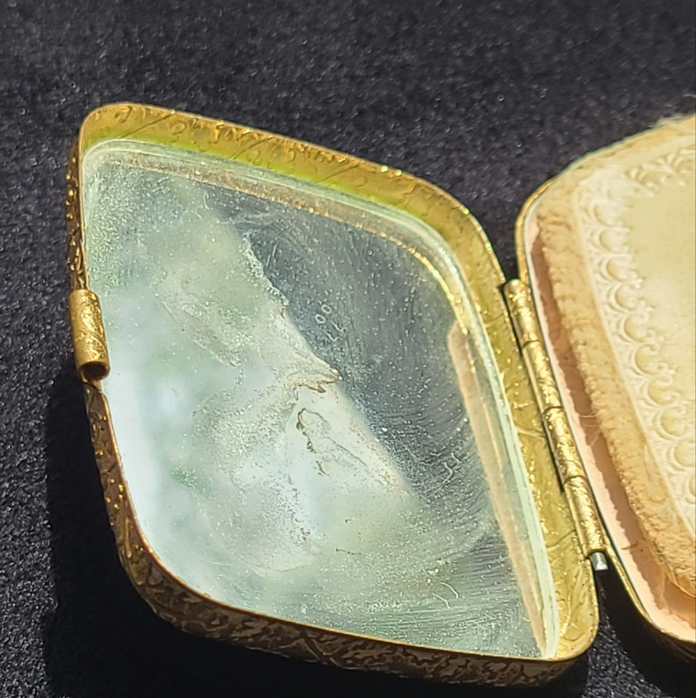 Vintage Revlon gold compact - Picture 5 of 8